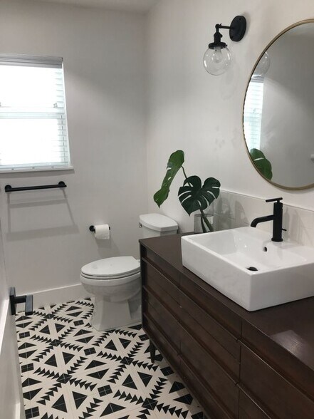 Building Photo - 423 W Woodlawn Ave