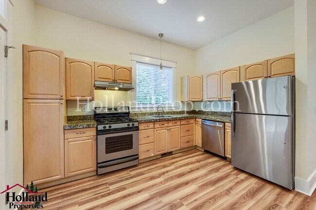 Building Photo - Great, Spacious & Inviting Home in the Heart of Milwaukie! Move-in Special DISCOUNT of $200!!!