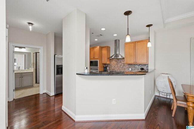 Building Photo - 2600 Highland Ave