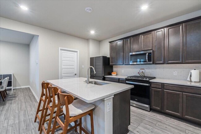 Building Photo - 122 Fairmeadow Downs Dr