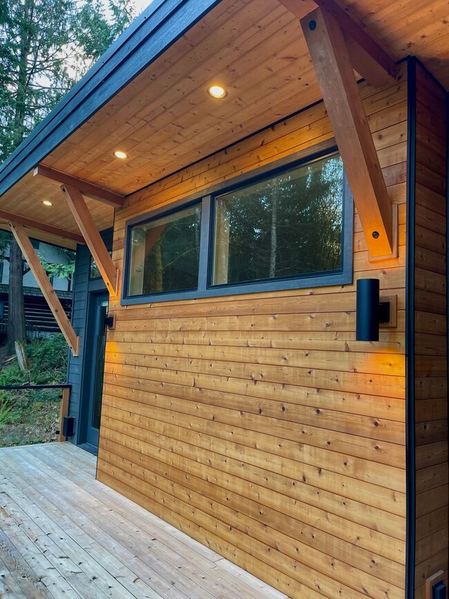 Building Photo - Absolutley stunning custom home in desirab...