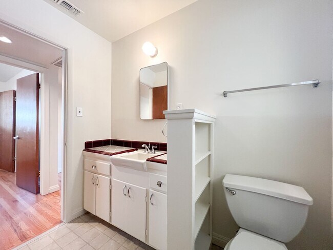 Building Photo - Tahoe Park Gem in Great Location!