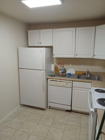 KITCHEN - 1001 White Oak Road