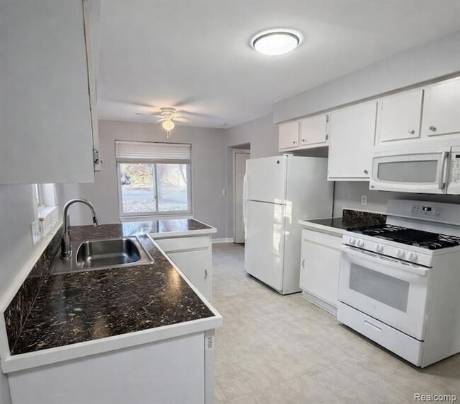 Building Photo - 21816 E 10 Mile Rd