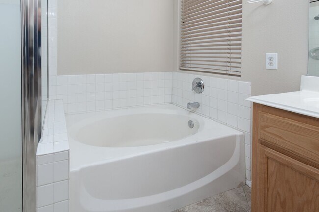 Building Photo - Enormous Silverado Ranch pool home with new paint and carpet