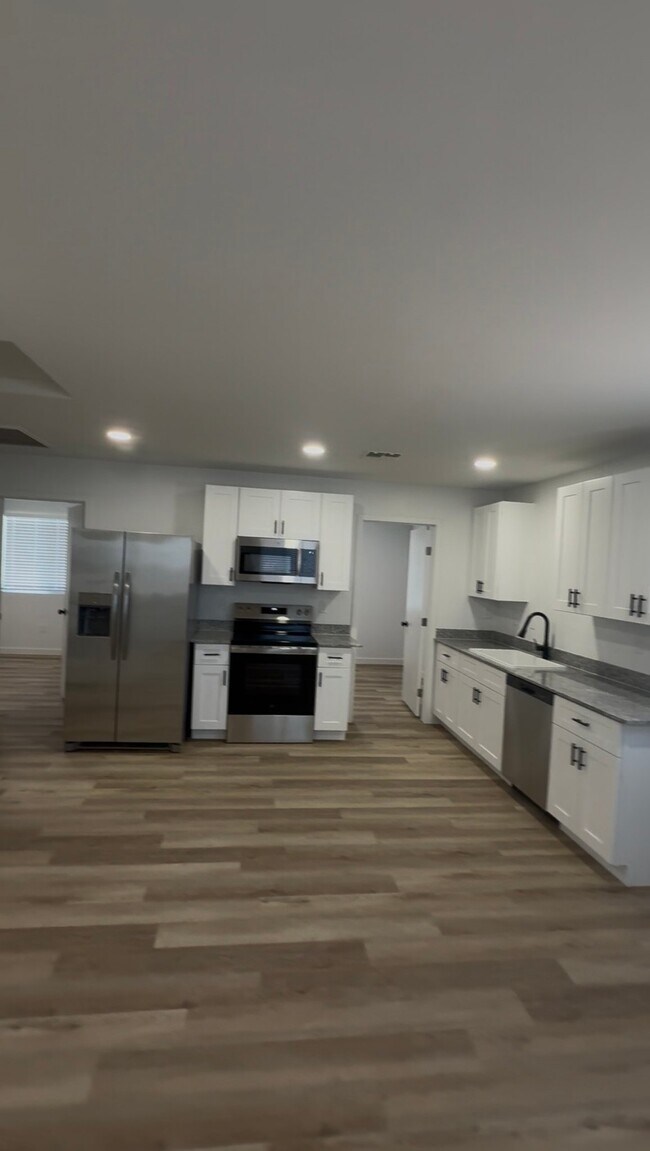Building Photo - 2210 E Alta Vista Rd