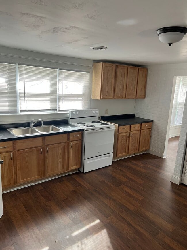 Building Photo - 2 bed 1 bath on quite street
