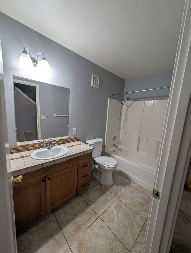 Building Photo - Large 3 Bedroom Corner Unit in The Heart of Gig Harbor! Available Now! $500 Off 1st MONTHS RENT!