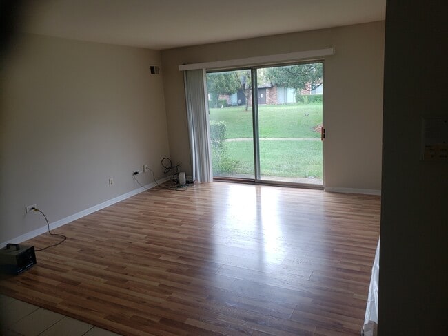 Building Photo - 9385 Bay Colony Dr
