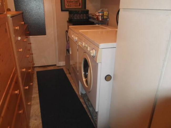 Laundry - 1319 Walgrove Ave