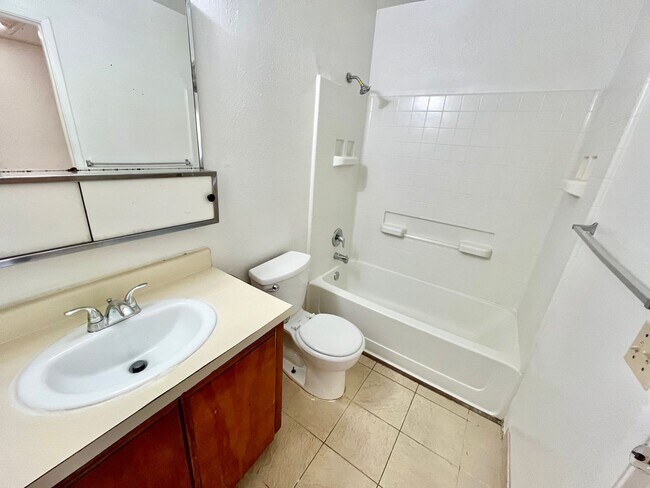 Building Photo - 2BD/2BTH with Central A/C, Private Patio, ...