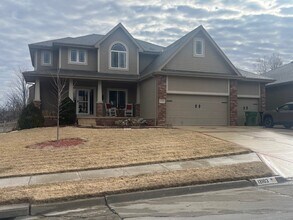 Building Photo - Bellevue Home For Rent!