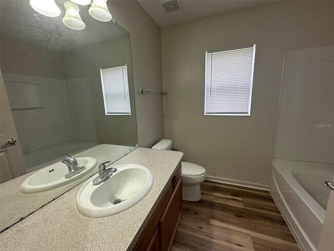 Building Photo - 14757 Wake Robin Dr