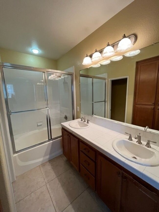 Building Photo - 2852 Villas Way