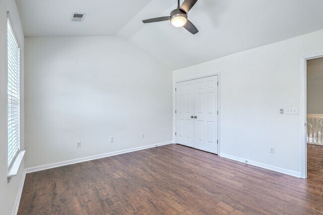 Building Photo - Charming 3-Bedroom Townhome in Summer Wood...