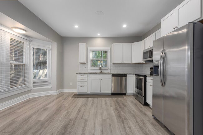 Building Photo - 915 E 29th St