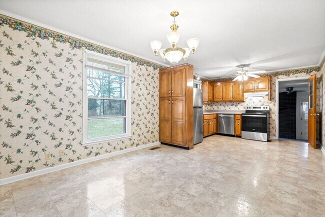 Building Photo - 3 Bedroom 1 1/2 Bath Home For Rent Near Madison Street!