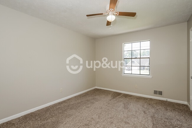 Building Photo - Fantastic 3bd/2ba home! Coming soon!