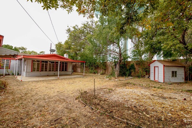 Building Photo - 1327 Vanderbilt St