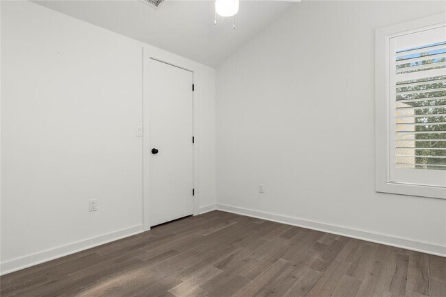 Building Photo - 1021 1/2 E 38th St