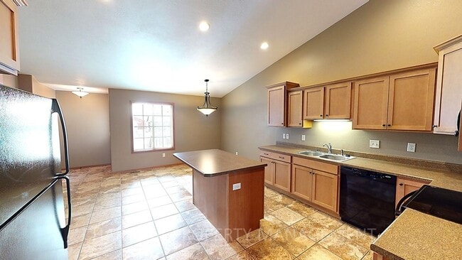 Building Photo - 3 BD, 2 BA AMENITY FILLED TOWNHOME WITH AT...