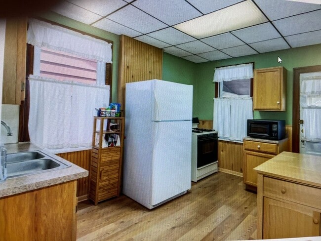 Building Photo - 4424 Dewey Ave