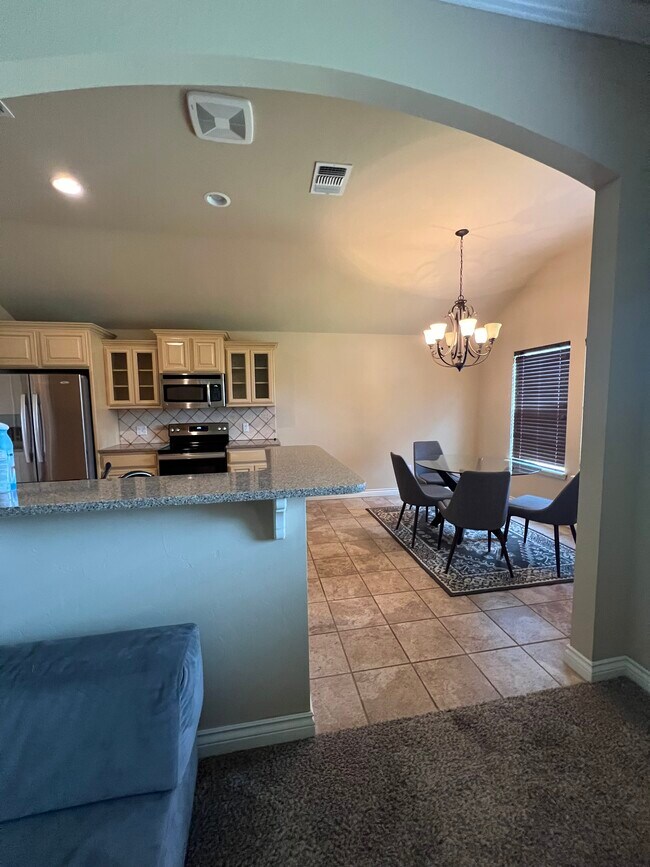 Building Photo - 3814 Kings Canyon Rd