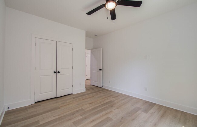 Building Photo - 1802 Rollingwood Dr