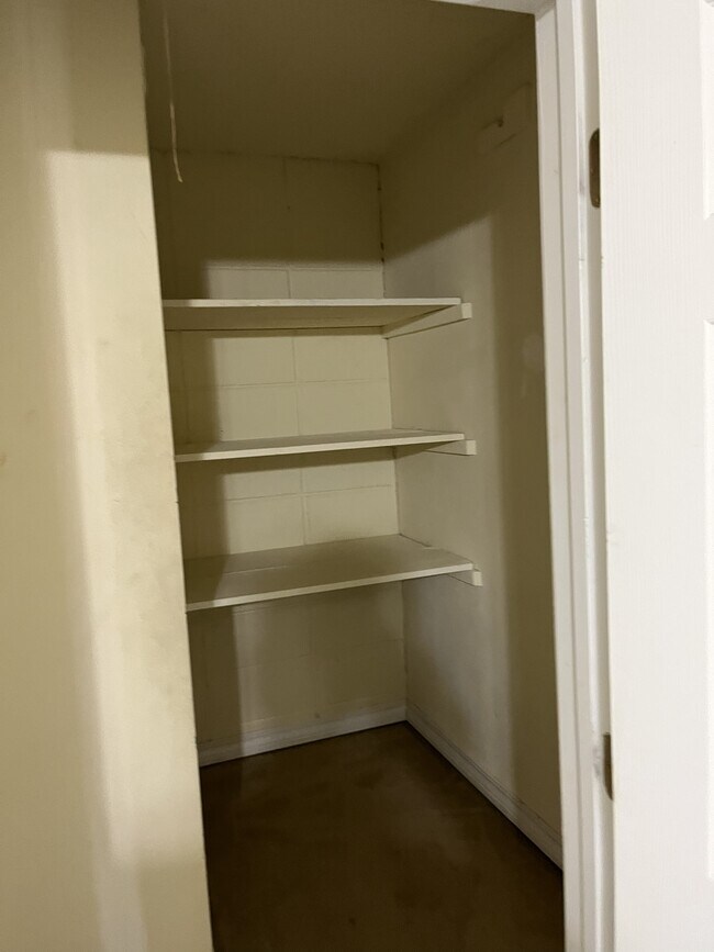 Building Photo - 824 Stonegate Ct