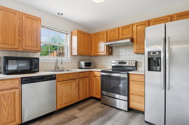 Building Photo - Freshly Updated 3BD/2.5BA Townhome with Wa...