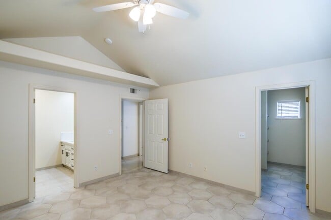 Building Photo - 1542 E Alluvial Ave
