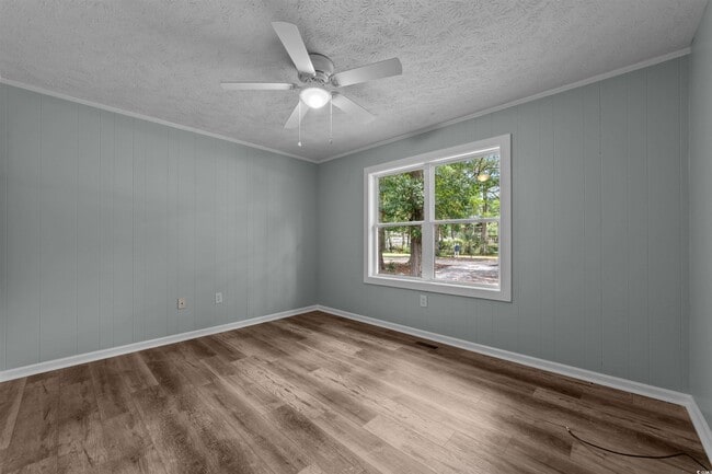 Building Photo - 1401 Twin Oaks Dr