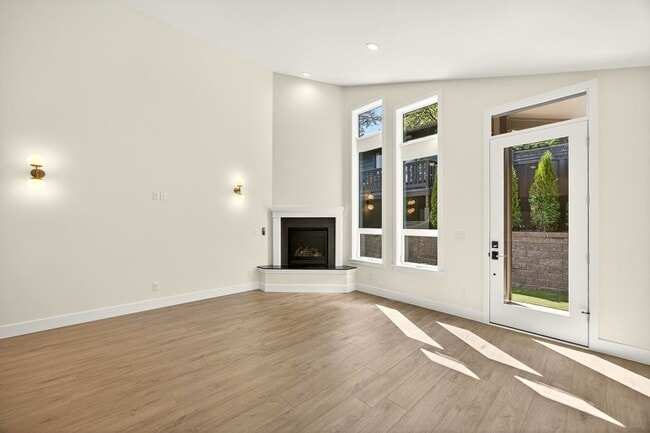 Building Photo - Newly Built Ashland Gem with Fireplace & S...