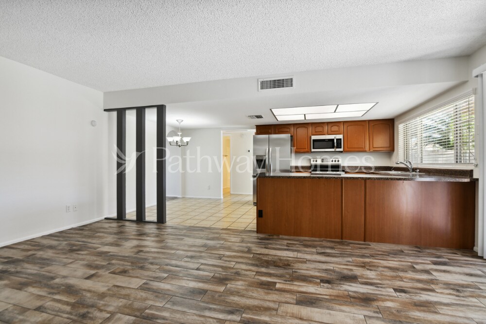 Building Photo - 807 E Country Gables Dr