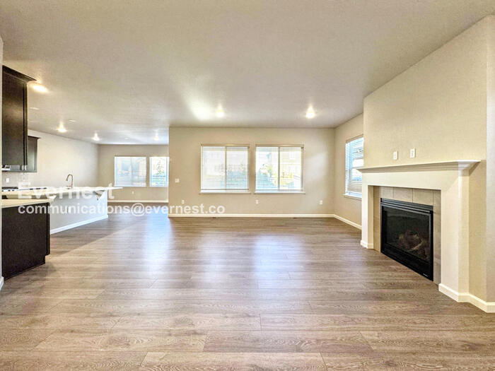 Building Photo - 10855 Hayloft St