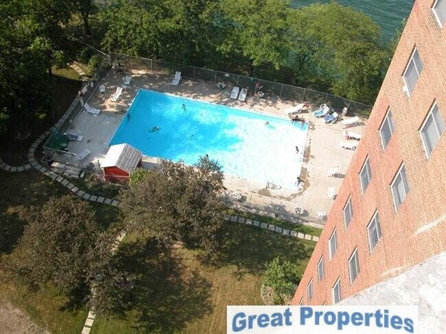 Building Photo - 11820 Edgewater Dr