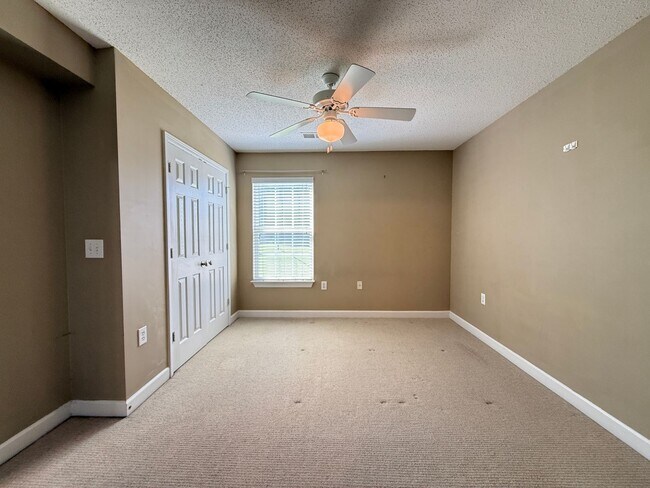 Building Photo - 1860 Crest Hollow Dr