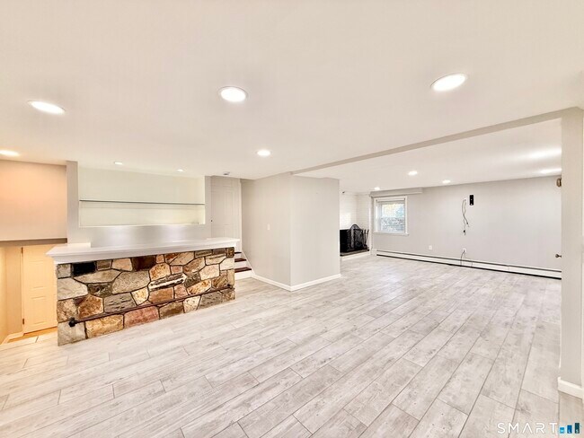 Building Photo - 36 Center Dr