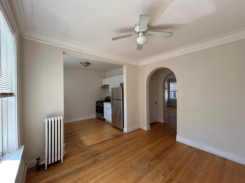 Building Photo - 910 Green Bay Rd