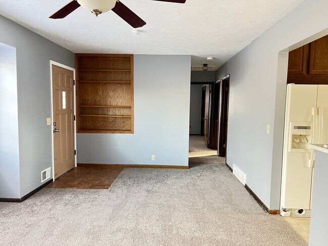 Building Photo - Beautiful walk-out ranch!