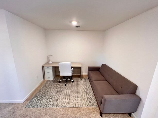 Building Photo - Furnished Rent in South Reno