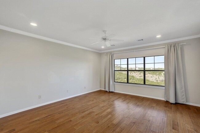 Building Photo - Luxury living in this stunning 3 bedroom, ...