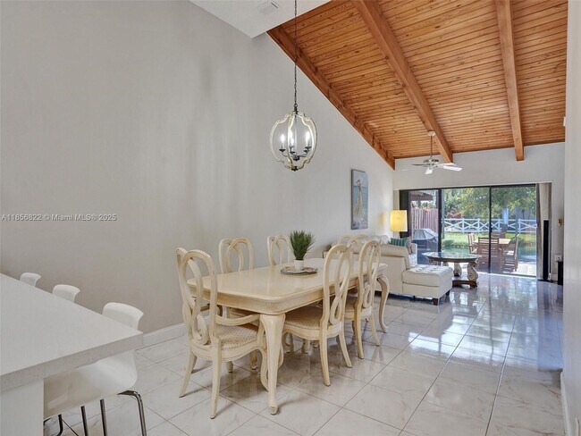 Building Photo - 2667 Parkview Dr S