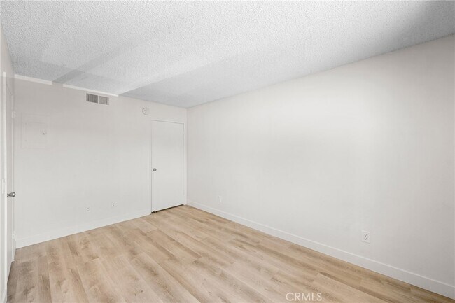 Building Photo - 16226 Vanowen St