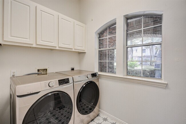 Building Photo - 203 Hazelcrest Dr