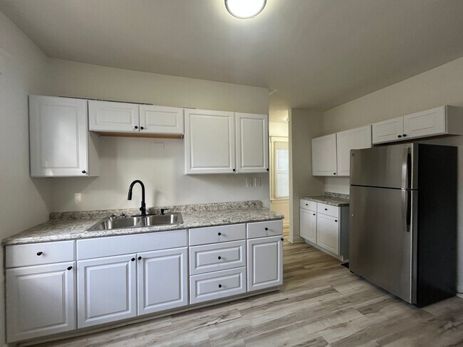 Building Photo - 3 bedroom 2 bath with Garage