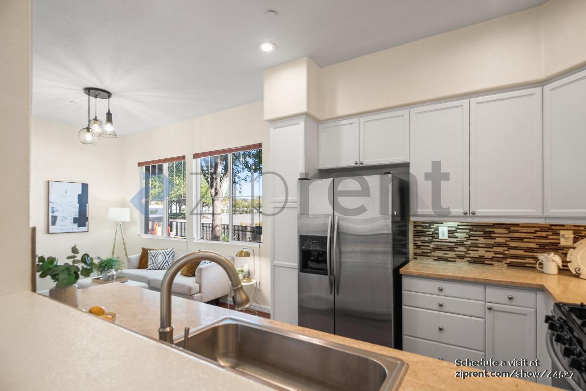 Building Photo - 896 Towne Dr