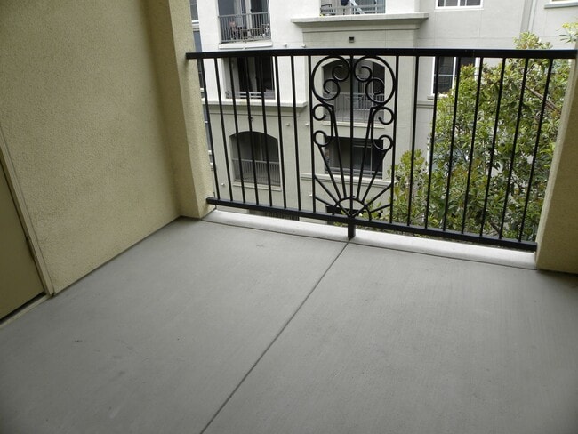 Building Photo - Watermarke Condo 1bed 1 bath