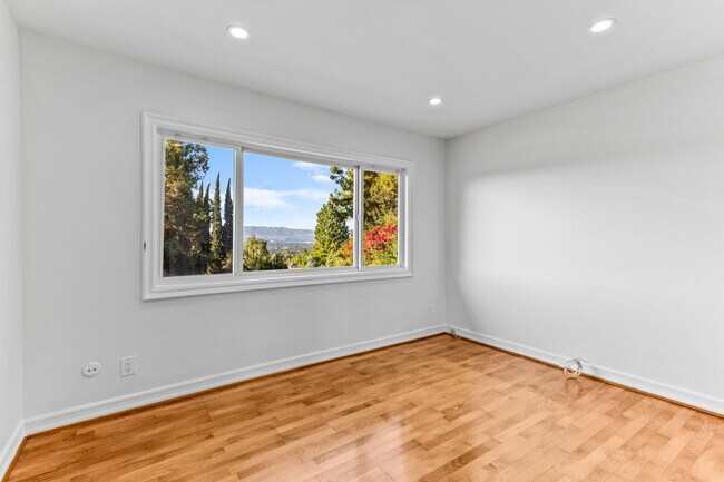 Building Photo - 4920 Tarzana Woods Dr