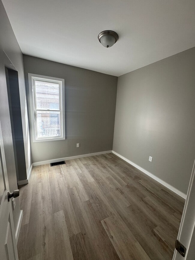 Building Photo - 104 Hatch St